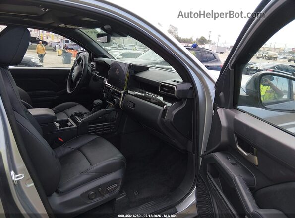 3TMLB5JN1RM038412 2024 TOYOTA TACOMA Серебряный Вид салона спереди