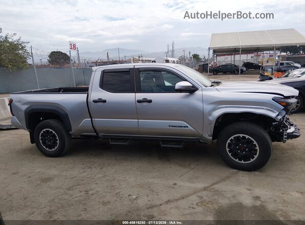 3TMLB5JN1RM038412 2024 TOYOTA TACOMA Серебряный Вид задней части салона