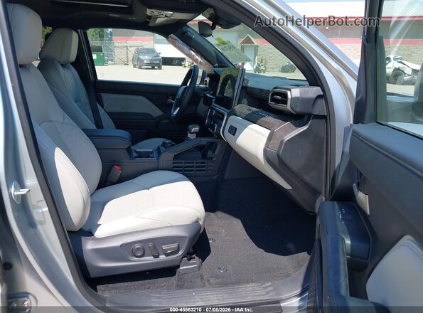 3TMLB5JN4RM046987 2024 TOYOTA TACOMA Silver Widok wnętrza z przodu