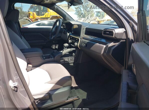 3TMLB5JN5TM210755 2026 TOYOTA TACOMA Gray Widok wnętrza z przodu