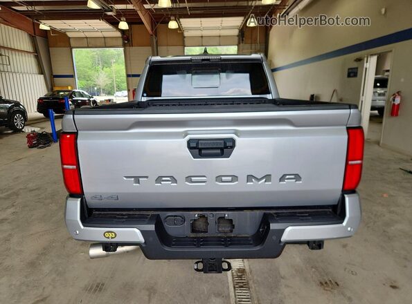3TMLB5JN8RM026645 2024 TOYOTA TACOMA Silver Հետևի տեսք