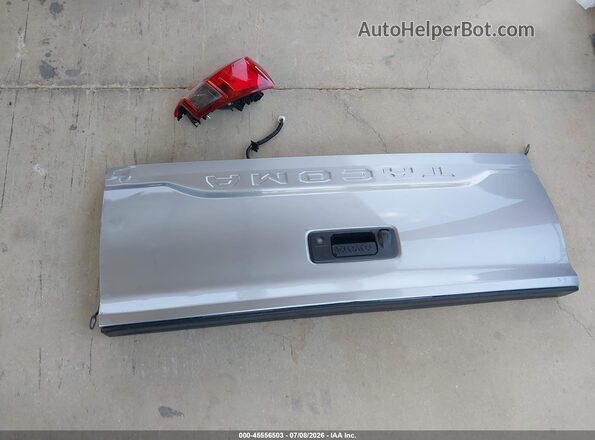 3TYAX5GN9NT035952 2022 TOYOTA TACOMA Silver ხელსაწყოთა პანელის ხედი