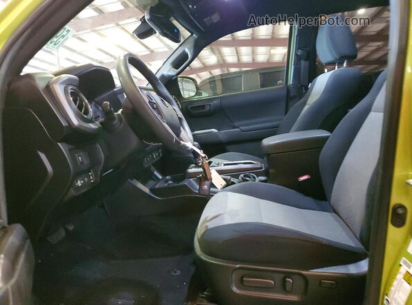 3TYCZ5AN0PT131631 2023 TOYOTA TACOMA Зеленый Вид салона спереди