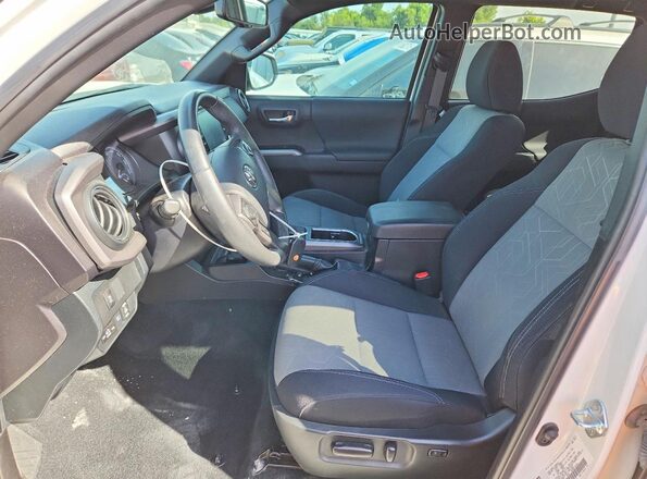 3TYCZ5AN3PT165997 2023 TOYOTA TACOMA White Widok wnętrza z przodu
