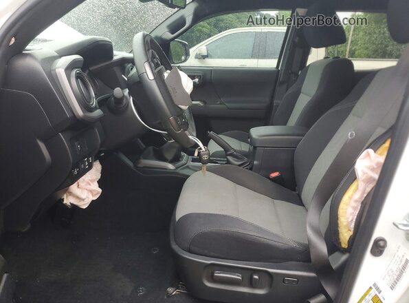 3TYCZ5AN8NT093904 2022 TOYOTA TACOMA White Widok wnętrza z przodu