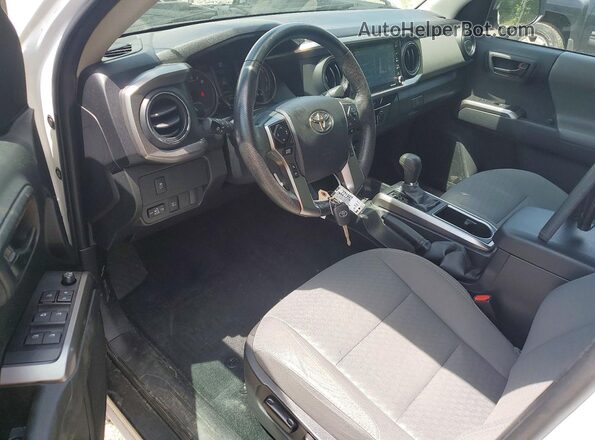 3TYCZ5AN9NT087660 2022 TOYOTA TACOMA Белый Вид панели приборов