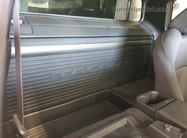 3TYJDAHN0RT006832 2024 TOYOTA TACOMA White Vista de los asientos traseros