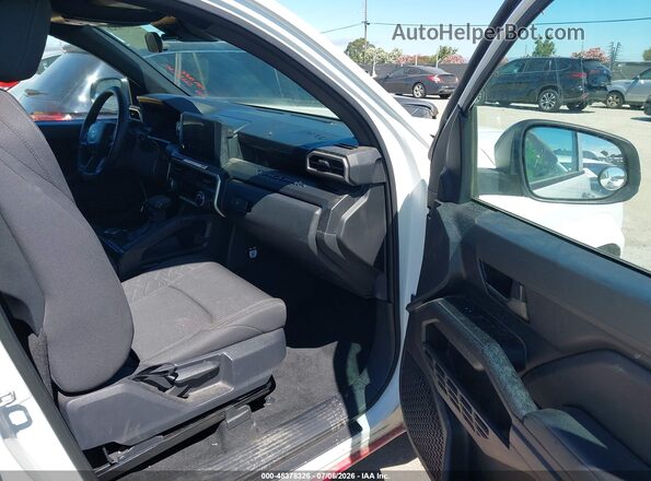 3TYJDAKN7RT004245 2024 TOYOTA TACOMA White Vista interior delantera