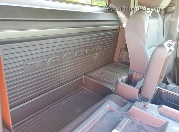 3TYJDAKN9TT026240 2026 TOYOTA TACOMA White Vista de los asientos traseros