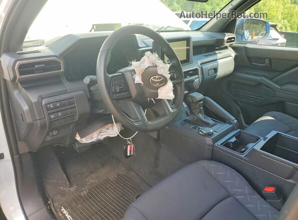 3TYJDAKN9TT026240 2026 TOYOTA TACOMA White Vista del salpicadero