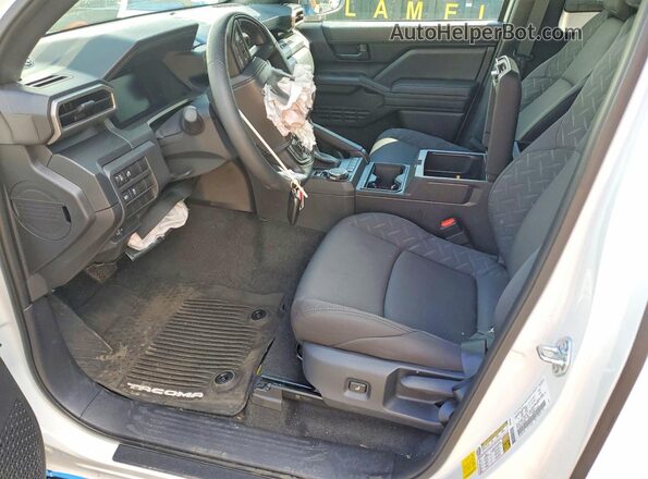 3TYJDAKN9TT026240 2026 TOYOTA TACOMA White Vista interior delantera
