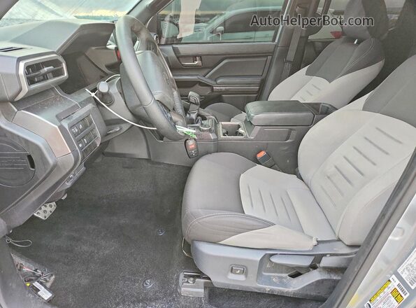 3TYKB5FN0ST017646 2025 TOYOTA TACOMA Silver წინა სალონის ხედი