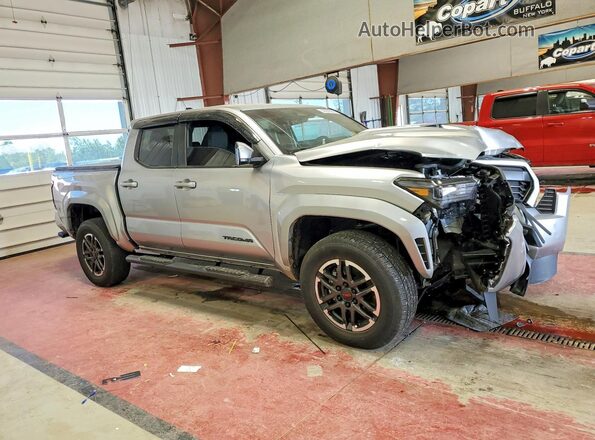 3TYKB5FN9ST027303 2025 TOYOTA TACOMA Серебряный Передняя правая четверть