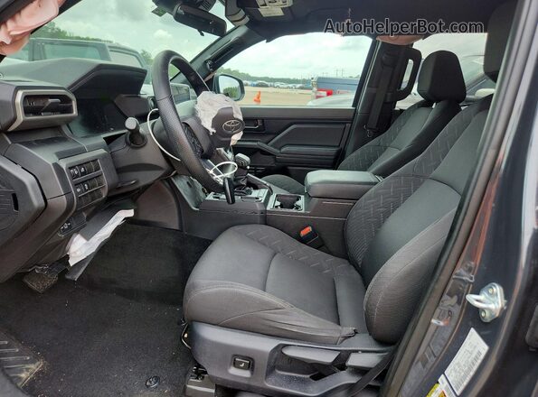 3TYKD5HN9ST037837 2025 TOYOTA TACOMA Charcoal Widok wnętrza z przodu