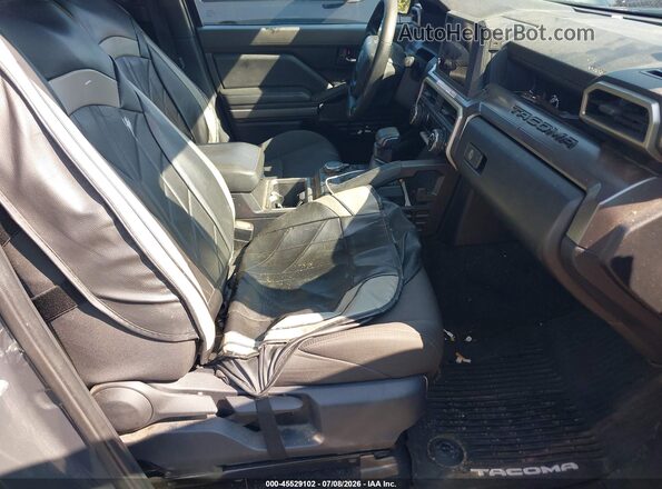 3TYLB5JN3RT053689 2024 TOYOTA TACOMA Blue Widok wnętrza z przodu