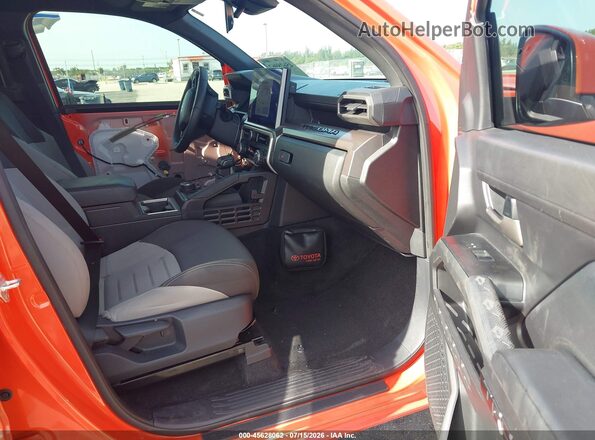 3TYLB5JN4RT051806 2024 TOYOTA TACOMA Оранжевый Вид салона спереди