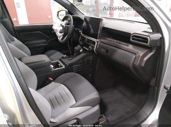 3TYLC5LN3ST027190 2025 TOYOTA TACOMA HYBRID Silver Вид салону спереду