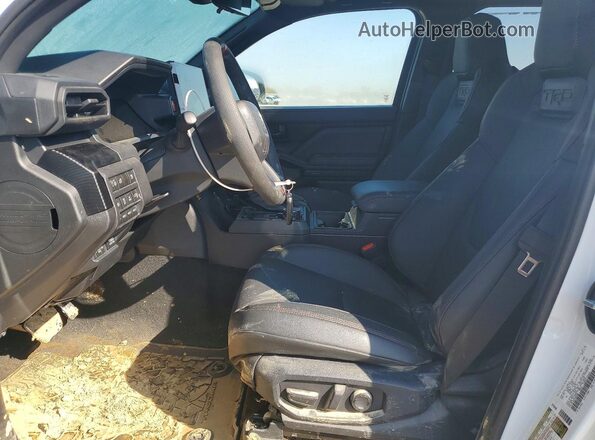 3TYLC5LN4TT052486 2026 TOYOTA TACOMA White Widok wnętrza z przodu