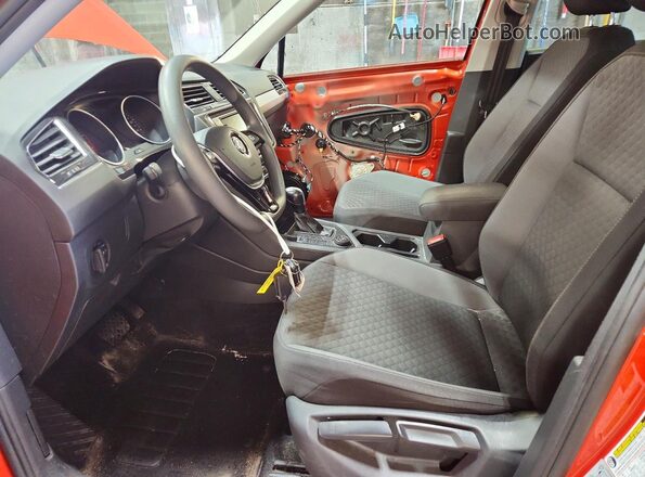 3VV0B7AX5KM118030 2019 VOLKSWAGEN TIGUAN Orange Front interior view