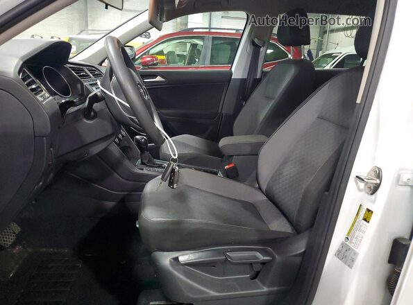 3VV0B7AX8JM047968 2018 VOLKSWAGEN TIGUAN Белый Вид салона спереди