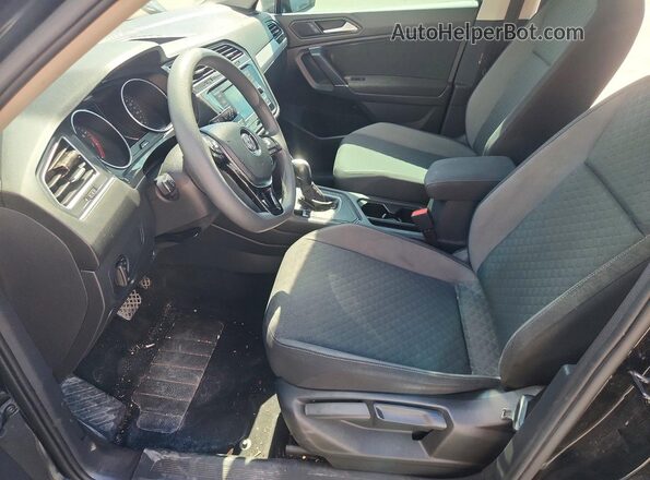 3VV1B7AX1LM052761 2020 VOLKSWAGEN TIGUAN Черный Вид салона спереди