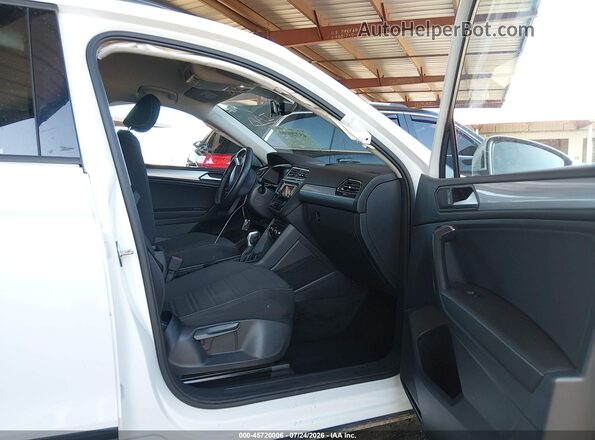 3VV1B7AX3NM083710 2022 VOLKSWAGEN TIGUAN White Front interior view