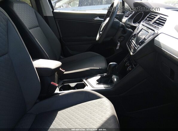 3VV1B7AX4JM015247 2018 VOLKSWAGEN TIGUAN Черный Вид салона спереди