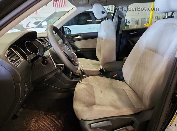 3VV1B7AX4JM040200 2018 VOLKSWAGEN TIGUAN Black Вид салону спереду