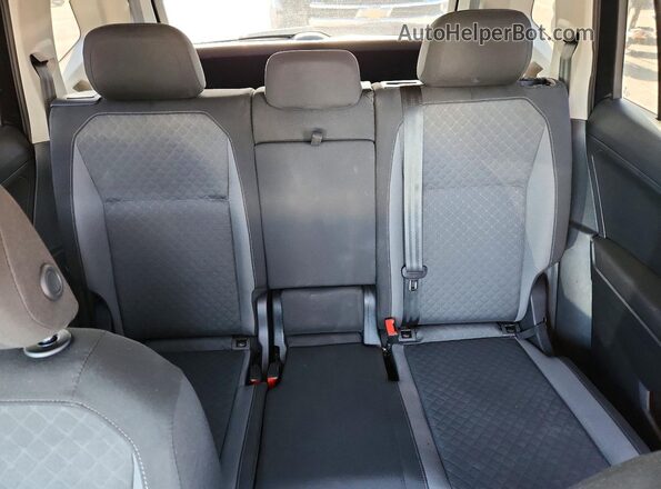 3VV1B7AX7JM087740 2018 VOLKSWAGEN TIGUAN Black Widok tylnych siedzeń