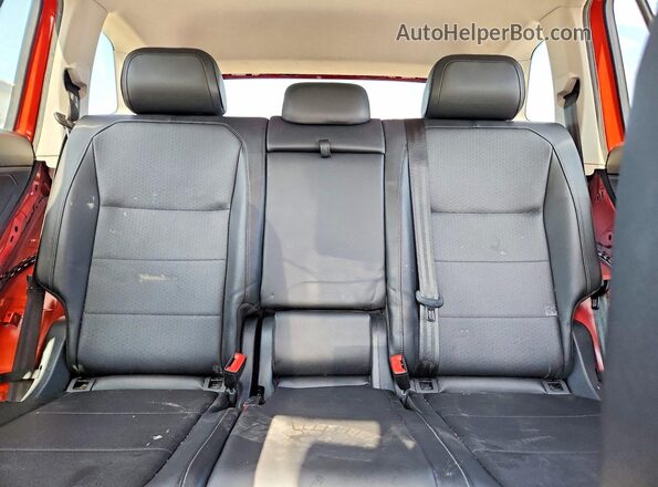 3VV2B7AX0JM070539 2018 VOLKSWAGEN TIGUAN Red უკანა სავარძლების ხედი