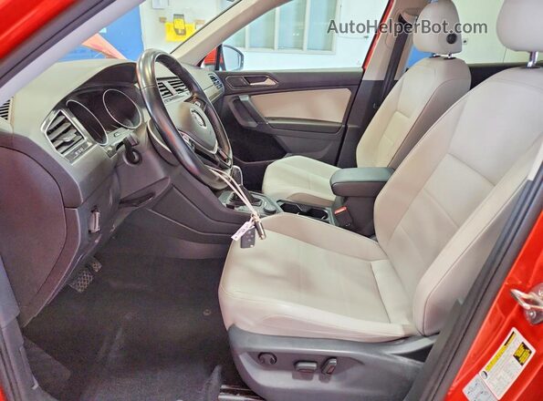 3VV2B7AX0JM074574 2018 VOLKSWAGEN TIGUAN Orange Սալոնի դիմացի տեսք
