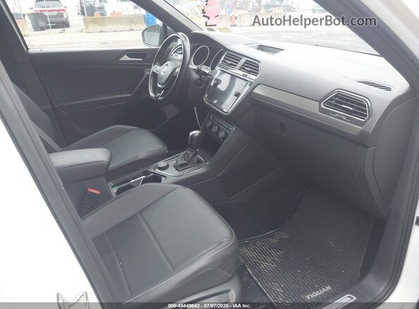3VV2B7AX0MM024715 2021 VOLKSWAGEN TIGUAN White წინა სალონის ხედი