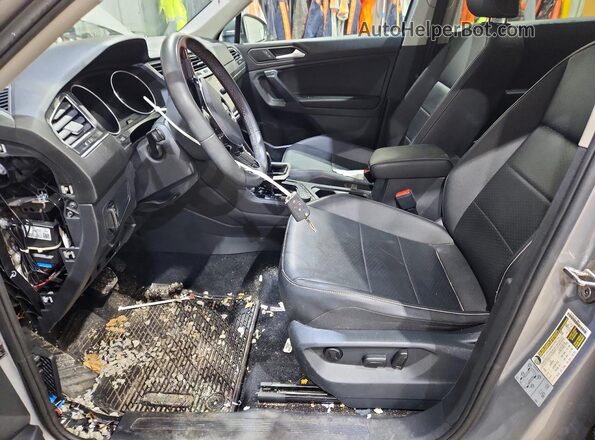 3VV2B7AX0MM060517 2021 VOLKSWAGEN TIGUAN Silver Вид салону спереду