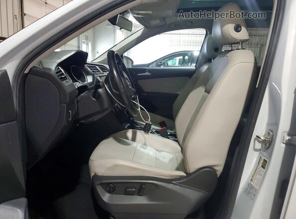 3VV2B7AX1JM178880 2018 VOLKSWAGEN TIGUAN Серебряный Вид салона спереди