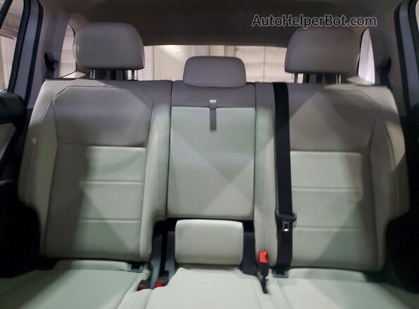 3VV2B7AX1JM178880 2018 VOLKSWAGEN TIGUAN Серебряный Вид задних сидений
