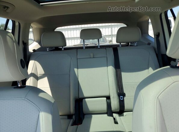 3VV2B7AX1KM124769 2019 VOLKSWAGEN TIGUAN White Widok tylnych siedzeń