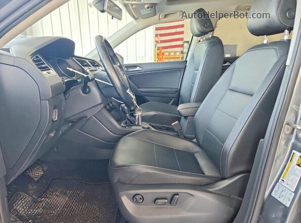 3VV2B7AX2JM061812 2018 VOLKSWAGEN TIGUAN Charcoal Front interior view