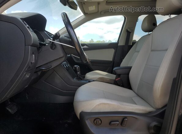 3VV2B7AX2JM075824 2018 VOLKSWAGEN TIGUAN Black Widok wnętrza z przodu