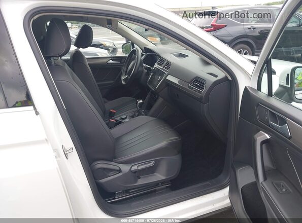 3VV2B7AX2NM078017 2022 VOLKSWAGEN TIGUAN White Widok wnętrza z przodu