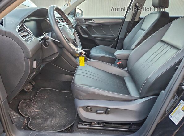 3VV2B7AX2PM066047 2023 VOLKSWAGEN TIGUAN Черный Вид салона спереди