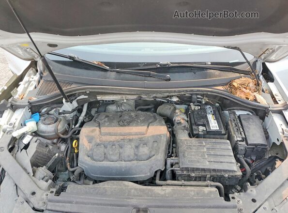3VV2B7AX3JM114940 2018 VOLKSWAGEN TIGUAN White Vista del compartimento del motor