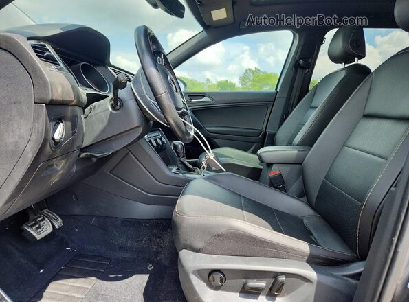 3VV2B7AX3MM065064 2021 VOLKSWAGEN TIGUAN Gray Front interior view