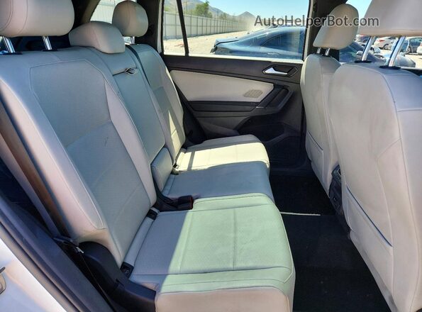 3VV2B7AX4JM163533 2018 VOLKSWAGEN TIGUAN White Widok tylnych siedzeń