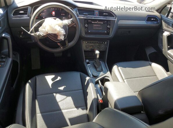 3VV2B7AX5MM104821 2021 VOLKSWAGEN TIGUAN White Առջևի վահանակի տեսք