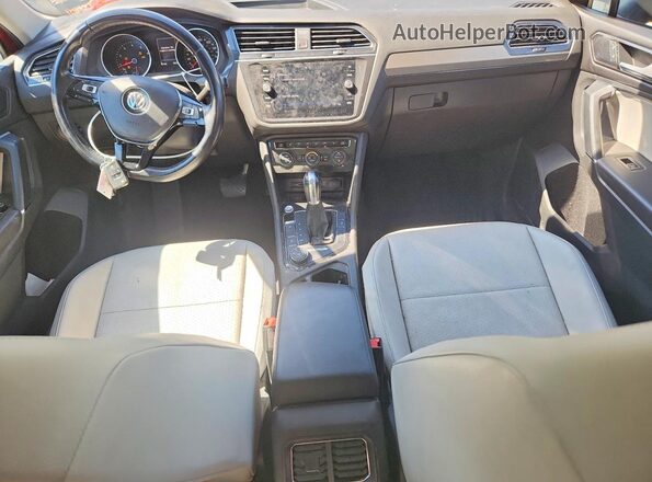 3VV2B7AX7JM148900 2018 VOLKSWAGEN TIGUAN Red Vista del salpicadero