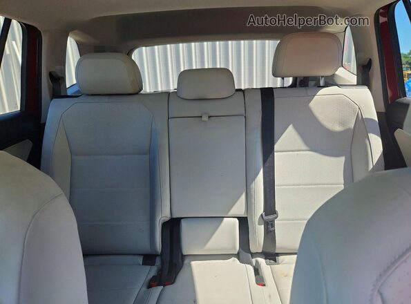 3VV2B7AX7JM148900 2018 VOLKSWAGEN TIGUAN Red Vista de los asientos traseros