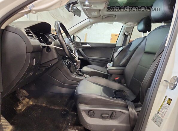 3VV2B7AX7JM151831 2018 VOLKSWAGEN TIGUAN White წინა სალონის ხედი
