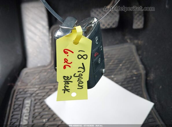 3VV2B7AX8JM024098 2018 VOLKSWAGEN TIGUAN Черный Вид панели приборов