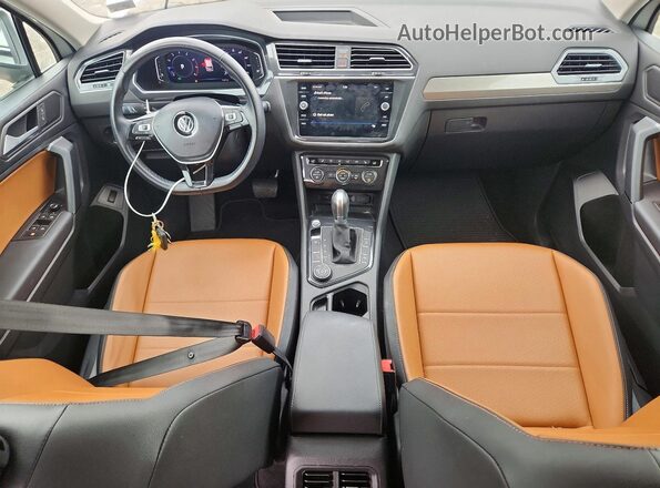 3VV2B7AX8KM194320 2019 VOLKSWAGEN TIGUAN White Vista del salpicadero