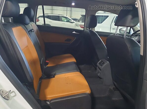 3VV2B7AX9KM188817 2019 VOLKSWAGEN TIGUAN White Widok wnętrza z tyłu